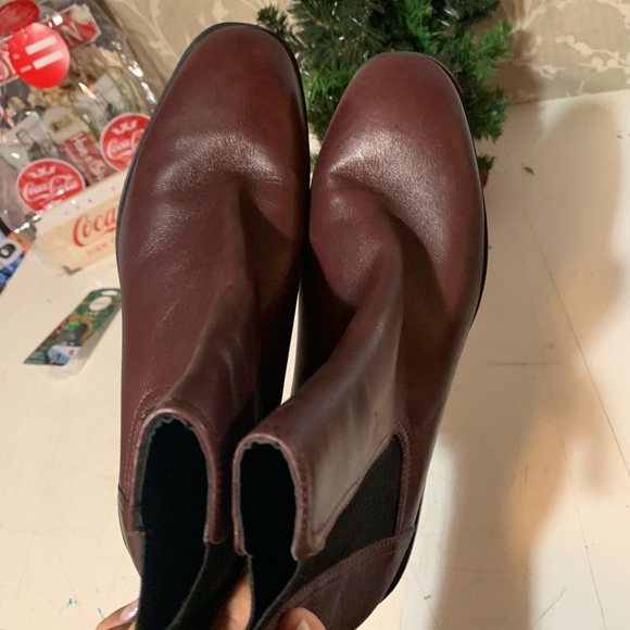 Burgundy boots slight square toe - Picture 4 of 6